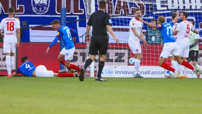 Bild: Frank Molter/dpa
Patrick Erras (Nummer 4 am Boden) hat mit seinem Kopfballtor zum 1:0 Historisches für Holstein Kiel geschafft.