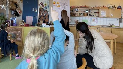 Bild: Paulina Schmidt
Regelmäßig finden in der Kita "Haus der kleinen Füße" in Neustadt am Kulm Kinderkonferenzen statt. Hier besprechen die Kinder beispielsweise, welche Regeln sie sich für ihre Bücherei wünschen.