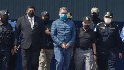 Bild: Elmer Martinez/AP/dpa
Der verurteile Ex-Präsident ist wieder frei. (Archivbild)