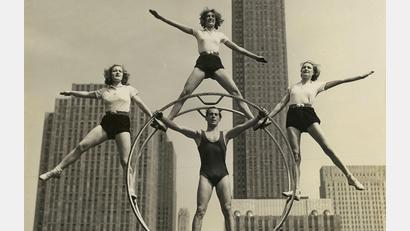 Bild: ---/Anita Zirkelbach,Gemeinde Schönau/dpa
Mit internationalen Auftritten wie hier in New York machten Otto und Fritz Feick (M) Werbung für das Rhönrad.