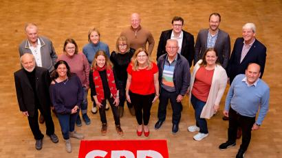 Bild: SPD Hirschau
Mit diesem Team zieht die Hirschauer SPD in den Kommunalwahlkampf: Erste Reihe von links: Günther Amann, Jasmin Williams, Sophie Högl, Bürgermeisterkandidatin Beate Dietrich, Rudi Wild, Jentry Meißner, Josef Birner. Zweite Reihe von links: Josef Biller, Sabrina Stegmann, Evelyn Högl, Monika Kammerer, Franz Dirner, Julius Schmidl, Markus Meißner, stellvertretender Landrat Michael Rischke.