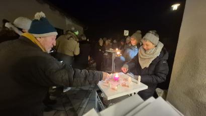 Bild: whü
Claudia Schneider (rechts) entzündete am 1. Dezember das erste Licht des "Lebendigen Adventskalenders".