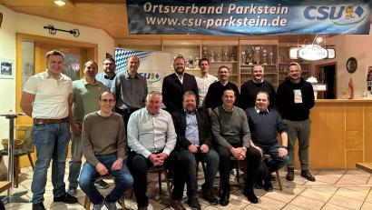 Bild: CSU Parkstein
Das Team des CSU-Ortsverbands Parkstein (vordere Reihe von links): Andreas Trescher, Mario Piller, Wolfgang Schraml, Markus Scheidler-Diertl, Mathias Reiß. Hintere Reihe von links): Luca Schumacher, Tobias Döllner, Philipp Konz, Konrad Adam, Landrat Andreas Meier, Martin Schindler, Stefan Stäudle, Josef Scheidler, Lukas Emmerich