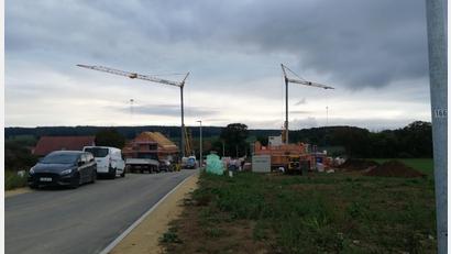 Bild: dpe
Die neu erstellte Erschließungsstraße "Am Fluracker" im Gebenbacher Baugebiet Gebenbach-West mit den ersten drei Rohbauten