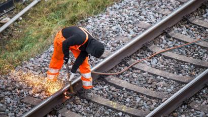 Bild: Daniel Vogl/dpa
Vor allem in der Region München bekommen Pendlerinnen und Pendler den Kampf gegen Langsamfahrstellen schon zu spüren. (Symbolbild)