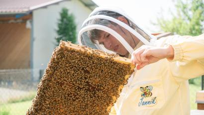 Bild: Bohmann privat
Jannik Bohmann bei der Arbeit mit seinen Bienen im elterlichen Garten in Siebeneichen.