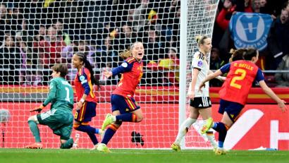 Bild: Sebastian Christoph Gollnow/dpa
Klare Verhältnisse in Madrid: Doppeltorschützin Pina darf jubeln, Torhüterin Berger ist geschlagen.