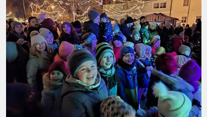 Bild: ise
Gespanntes Warten auf den Nikolaus auf der Schirmitzer Dorfweihnacht.