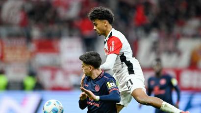 Archivbild: Uwe Anspach/dpa
Obenauf: Frankfurts Nathaniel Brown (rechts/im Spiel gegen den FSV Mainz) startet nach Anlaufschwierigkeiten bei der Eintracht voll durch.