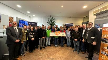 Bild: Volksbank Raiffeisenbank Nordoberpfalz
Strahlende Gesichter bei den Vertretern von Vereinen, Sportgruppen, Kindergärten und mehr: Die Volksbank Raiffeisenbank Wiesau hat 10.000 Euro an Spenden ausgeschüttet.