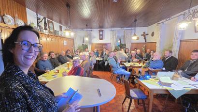 Bild: Manfred Wolfrath/exb
CSU-Bürgermeisterkandidatin Miriam Hanebuth präsentiert den Mitgliedern der CSU-Ortsverbände Püchersreuth und Wurz ihre Kandidatenliste. Wegen des beruflich- oder krankheitsbedingten Fehlens einiger Kandidaten verzichten die Nominierten auf ein gemeinsames Bild.