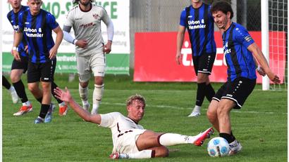 Bild: G. Büttner
Die Spieler der SpVgg SV Weiden (rechts Michael Lummer) sind ab sofort nicht mehr in Zweikämpfen gefordert. Die Schwarz-Blauen gehen nach der Spielabsage in Neumarkt in die Winterpause.