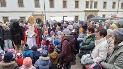 Bild: tra
Der Nikolaus besuchte auch den Ensdorfer Klosteradvent