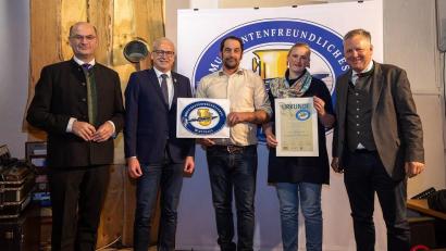 Bild: Heimatministerium Bayern
Auch für den Laubhof gibt es das Prädikat. Die Wirtsleute Christoph und Anna Ulrich (Dritter und Vierte von links) sind zur Verleihung nach Schwaben gefahren.