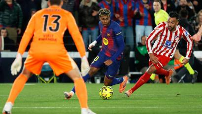 Bild: Joan Monfort/AP/dpa
Barca-Star Lamine Yamal lieferte sich einige Zweikämpfe mit Atletico Madrids Carlos Martin.