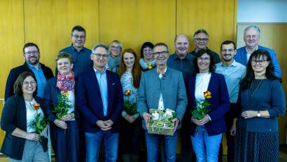 Bild: CSU Neukirchen
Die Kandidatinnen und Kandidaten der CSU für die Kommunalwahl, darunter Bürgermeister Peter Achatzi (vorne mit Geschenkkorb), stellvertretender Kreisvorsitzender Birgit Barth (vordere Reihe rechts) und Landrat Richard Reisinger (hintere Reihe rechts).