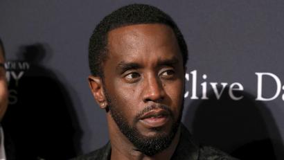 Bild: Mark Von Holden/Invision via AP/dpa
Sean „Diddy“ Combs wurde im Oktober in Zusammenhang mit Prostitution verurteilt. (Archivbild)