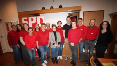 Bild: Bernhard Piegsa
Mit einer kompletten und geschlechterparitätischen Liste tritt die Schwarzenbacher SPD zur Kommunalwahl an. Als Bürgermeisterkandidatin nominiert sie Anja Kirschsieper (Sechste von links). Rechts Vizelandrätin Karolina Forster.