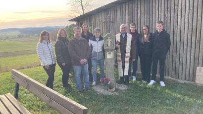 Bild: Andrea Deyerl
Das Marterl in der Hanau wurde von Hermann Deyerl errichtet und von Pfarrer Alfons Kaufmann eingweiht.