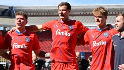 Bild: Sportfoto Zink
Patrick Erras (Zweiter von links) feiert am Samstag mit seinen Teamkollegen den 4:0-Sieg in Nürnberg vor der Tribüne mit den Kieler Fans.
