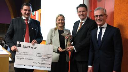 Bild: Hirsch
Landrat Thomas Ebeling, IHK-Geschäftsführer Jürgen Helmes und Vorsitzender Werner Heß (von links) überreichen der Unternehmerin Silvia Godelmann den Zukunftspreis des Vereins "Partner für den Landkreis Schwandorf" in der Kategorie „Industrie-Dienstleistung–Handel“