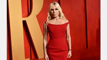 Bild: Evan Agostini/Invision/AP/dpa
Versace - hier die Schwester von Firmengründer Gianni Versace, Donatella - gehört nun komplett zu Prada. (Archivbild)