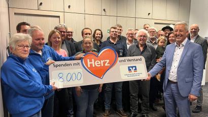 Bild: Volksbank Raiffeisenbank Nordoberpfalz
Die Vertreter der Vereine freuen sich über die Unterstützung.