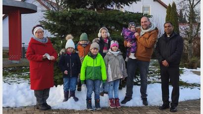 Bild: Marianne Fütterer
Kinder aus Weihermühle haben beim Martinsumzug Geld gesammelt, das sie nun als Spende an die Familienhilfe Neusorg übergeben konnten.