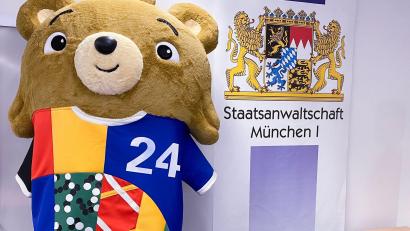Bild: Britta Schultejans/dpa
Um das gefälschte EM-Maskottchen wird es wohl einen Prozess geben (Archivbild).