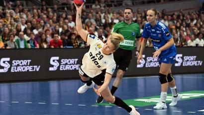 Bild: Federico Gambarini/dpa
Kapitänin Antje Döll geht in jedem Spiel voran.