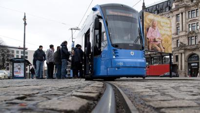 Bild: Sven Hoppe/dpa
Beim Abbiegen stieß die Frau mit einer Trambahn zusammen. (Symbolbild)