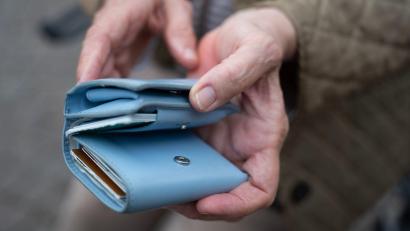 Bild: Alicia Windzio/dpa
Für die einzelnen Rentnerinnen und Rentner kann es um Hunderte Euro mehr oder weniger gehen. (Symbolbild)