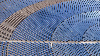 Bild: Hu Huhu/Xinhua/dpa
Ein riesiges Solarkraftwerk in der chinesischen Wüstenregion Xinjiang. Nach einer Studie der Unternehmensberatung BCG und des Weltwirtschaftsforums hat China dem Westen die technologische Führung in der Umwelttechnologie abgenommen (Archiv)