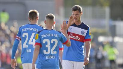 Archivbild: Frank Molter/dpa
Patrick Erras (rechts) im Holstein-Trikot: bei einem Spiel der Kieler war das schon seit einem Jahr nicht mehr der Fall.