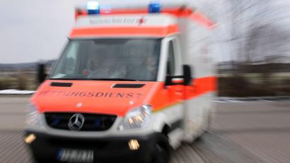 Bild: Stephan Jansen/dpa
Mit Bierflaschen warf der Verdächtige auf den Rettungswagen. (Symbolbild)