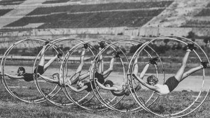 Bild: ---/Anita Zirkelbach,Gemeinde Schönau/dpa
Aus fitten Rhönradturnerinnen und -turnern formte Rhönrad-Erfinder Otto Feick eine "Mustergruppe", mit der er in Deutschland und auch international auf Werbetour ging.