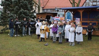 Bild: Bernhard Piegsa
Für Xaver Hutzler (im goldenen Umhang) ist es ein großer Tag: Der Zehnjährige darf als "Christkind" nicht nur die Eröffnungsverse sprechen, sondern mit Marie Schecklmann und Hanna Müller (rechts neben ihm) eine weihnachtliche Weltreise antreten. Die Schulkameraden spielen dabei als "Engel" gleichsam Reiseführer.