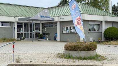 Archivbild: Petra Hartl
Das Sportzentrum Kümmersbruck muss saniert werden. Eigentlich sollte der Gemeinderat dazu jetzt einen Grundsatzbeschluss fassen – doch es gibt noch viele offene Fragen beim TSV, der die Einrichtung nutzt.