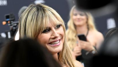 Archivbild: Felix Hörhager/dpa
Supermodel Heidi Klum wird die Auslosung zur Endrunde der Fußball-WM 2026 moderieren.