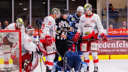 Bild: Werner Moller
Nick Jermain am Boden: Nach der fiesen Attacke von Bad Nauheims Goalie Gerald Kuhn (Zweiter von links) konnte der Stürmer der Blue Devils nicht mehr weiterspielen.