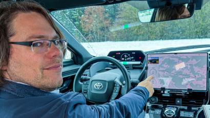 Bild: Stephan Huber
Andreas Wendt am Steuer des Testfahrzeugs. Hier erklärt er, wie das induktive Laden funktioniert.