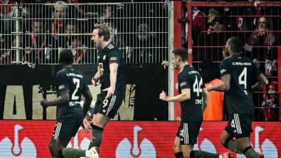 Bild: Soeren Stache/dpa
Auch Kane (M.) traf nach einem ruhenden Ball.