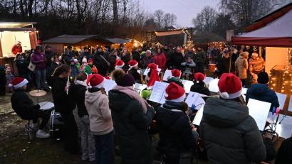 Bild: kki
Die Blechfrösche der Pirker Blechmusik eröffneten den Weihnachtsmarkt an der Brettl-Hütte.