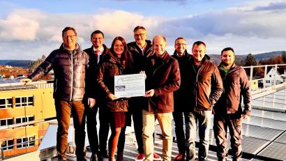 Bild: Wolfgang Geitner
Am Dach der Sporthalle stellen sie das neue regionalen Stromkonzept vor (von links): Wolfgang Dumm vom Bayernwerk, Landrat Thomas Ebeling, Christina Barchmann von der Bayernwerk Regio Energie, BEMO-Vorstand Hans Prechtl, Bürgermeister Konrad Kiener, Thomas Oppelt Geschäftsführer Bayernwerk Regio Energie sowie die beiden Hausmeister Hans-Peter Geitner und Fabian Schinner.