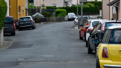 Archivbild: Petra Hartl
Oft wird einfach vor dem Haus am Straßenrand geparkt: Eine Stellplatzsatzung soll nun verhindern, dass es immer mehr Autos gibt, die keinen festen Stellplatz haben.