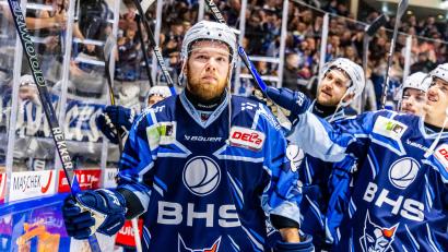 Archivbild: Tobias Neubert
Bald ein Deutscher – oder zumindest Deutsch-Kanadier? Eher nicht: So schnell wird Tyler Ward von den Blue Devils Weiden keinen deutschen Pass bekommen – das bestätigte der Verein auf Nachfrage. Das Thema Einbürgerungen im Profieishockey ist und bleibt allgemein heikel.