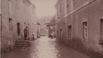 Bild: Johann Büchl (+) Archiv Markt Schmidmühlen
Im Heimatkalender 2026 von Schmidmühlen ist auch dieses Foto zu sehen – es stammt aus einer Zeit vor der Hochwasserfreilegung, als der Ortskern des Marktes regelmäßig von Hochwasser heimgesucht wurde