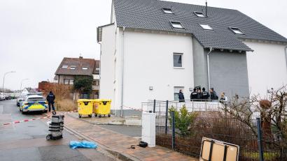 Bild: Daniel Karmann/dpa
Der Mann konnte die stark blutende Wunde am Hals mit der Hand zudrücken. Die Wunde am Oberkörper presste er gegen einen Stromverteilerkasten. (Archivbild)