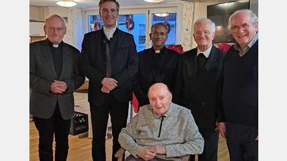 Bild: mas
Jubilar Richard Busch (sitzend) im Kreise seiner Mitbrüder. Von links: Prälat Dr. Josef Ammer, Stadtpfarrer Thomas Peter Kopp, Heimatpfarrer Dr. James Mudakodil, Geistlicher Rat Josef Häring und Pfarrer i. R. Gerhard Pausch.