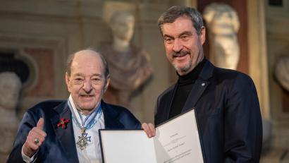 Bild: Peter Kneffel/dpa
Der Komponist Ralph Siegel erhält den Bayerischen Maximiliansorden.